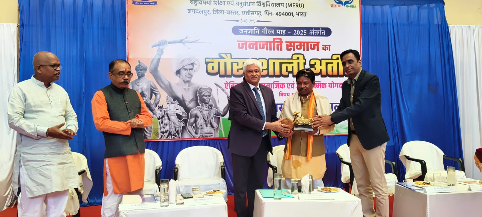 जनजातीय गौरव दिवस 06 (november 2025 ) पर विश्वविद्यालय प्रांगण में पधारे सांसद श्री महेश कश्यप का सम्मान करते विश्वविद्यालय के आधिकारी